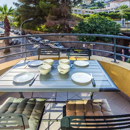 Cocon Vu Sur Le Port De *