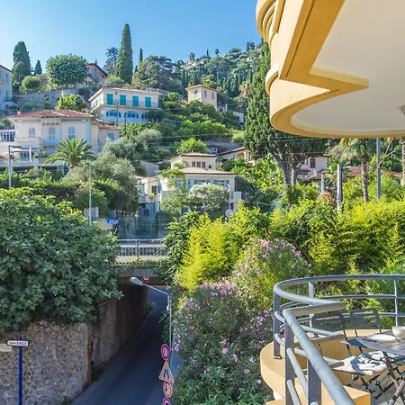 Cocon Vu Sur Le Port De *