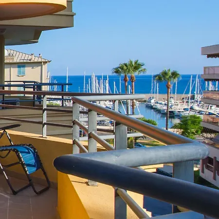 Cocon Vu Sur Le Port De *